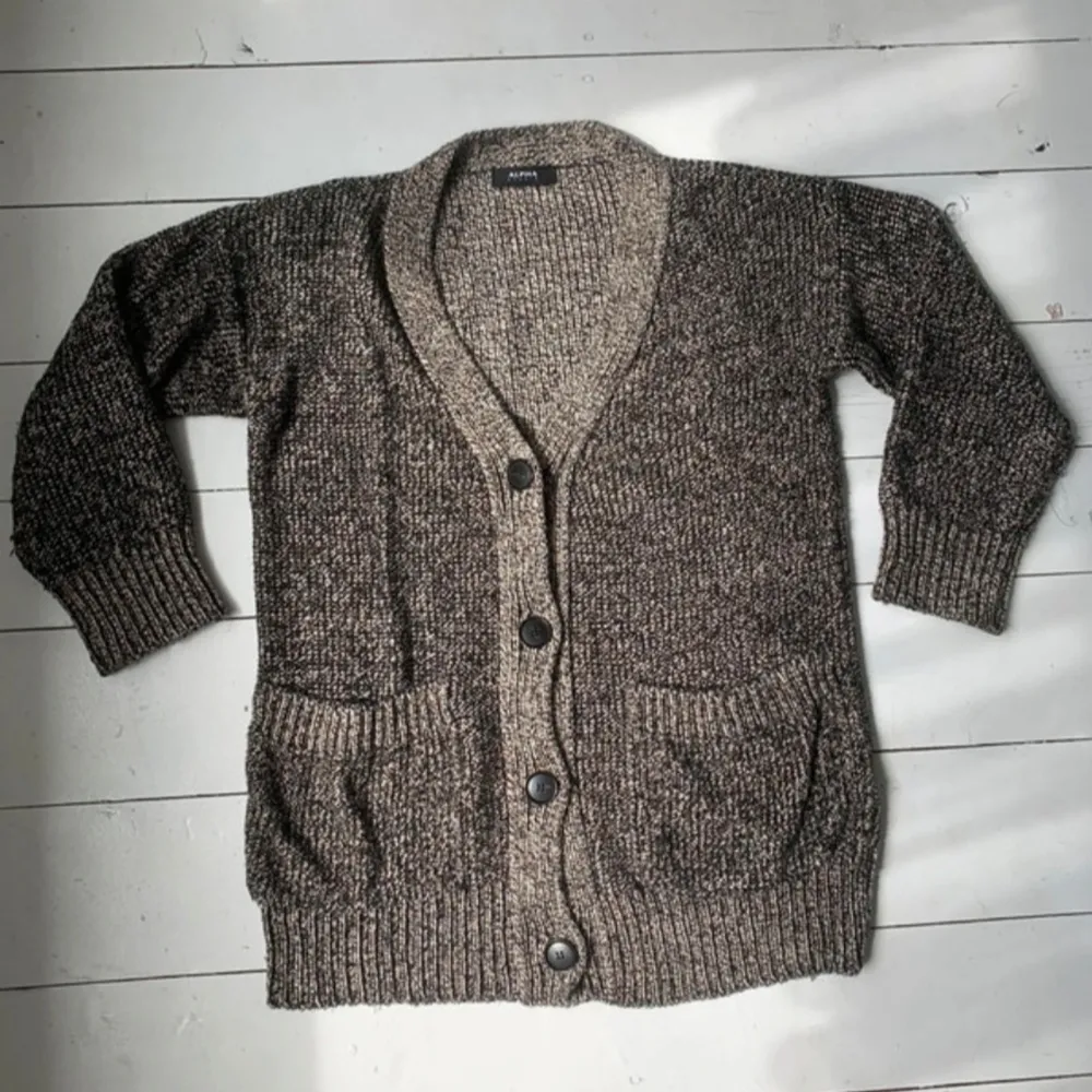 En snygg stickad cardigan med knappar från Alpha Studio. I storlek S, mycket bra skick. Hör av dig om du har frågor!. Neuletakit & Villapaidat.