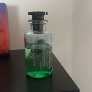 Pacific Chill parfym från Louis Vuitton - Fräsch parfym från Louis Vuitton i modellen Pacific Chill. Flaskan är genomskinlig med grön vätska och har en stilren svart och silverfärgad spraykork. Perfekt för dig som gillar exklusiva dofter och snygg design.