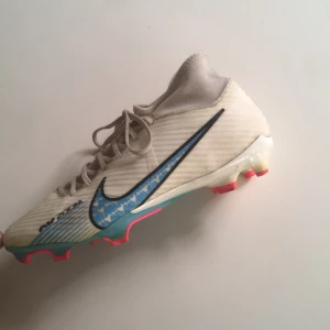 Nike Zoom Mercurial fotbollsskor – strl 40,5 - Supersnabba och lätta fotbollsskor från Nike – Zoom Mercurial. Grymt grepp och passform, perfekt för dig som vill ha explosiv fart och kontroll på planen. Använda men i bra skick – självklart rengjorda och fräscha inför försäljning!  Nypris ca 2 500 kr Mitt pris: 499 kr 