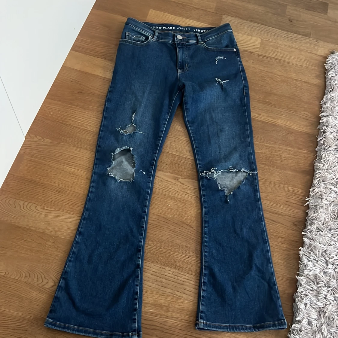 Jättefina mörkblå lågmidjade bootcut jeans med slitningar