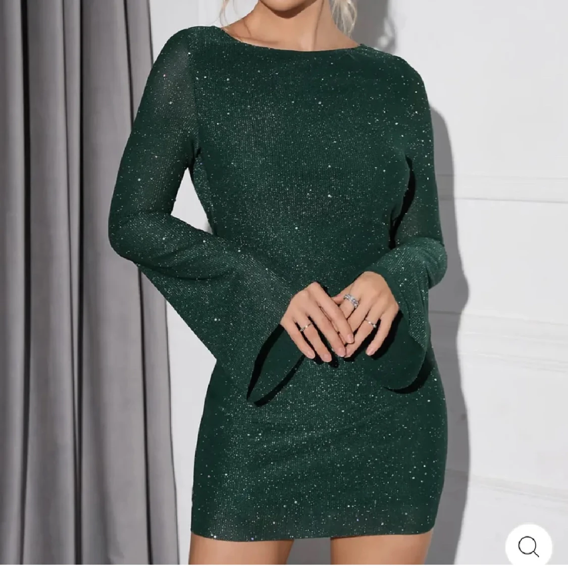 Mörkgrön glittrig klänning med öppen rygg