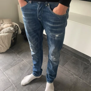 Dondup jeans - Tjena! Säljer nu dessa riktigt feta dondup jeans i storleken 33🙌 För fler frågor eller bilder är det bara att skriva 