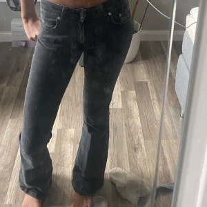 Svarta jeansbyxor med bootcut - Säljer ett par svarta jeansbyxor med normal passform och vida ben. Klassisk femficksmodell med låg midja och diskreta sömmar. Perfekta till en avslappnad stil.