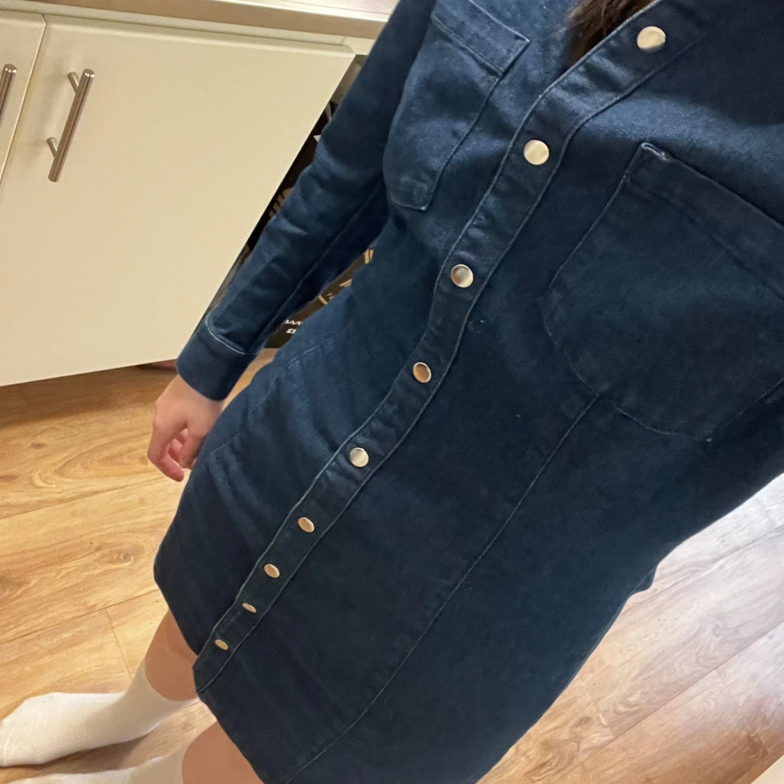 Mörkblå jeansklänning med knappar - 2