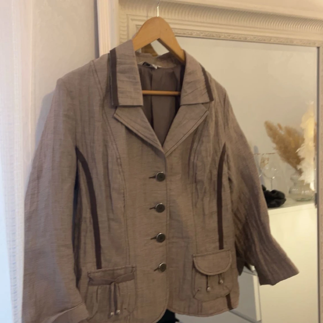 Beige kavaj med knappar och fickor - 1