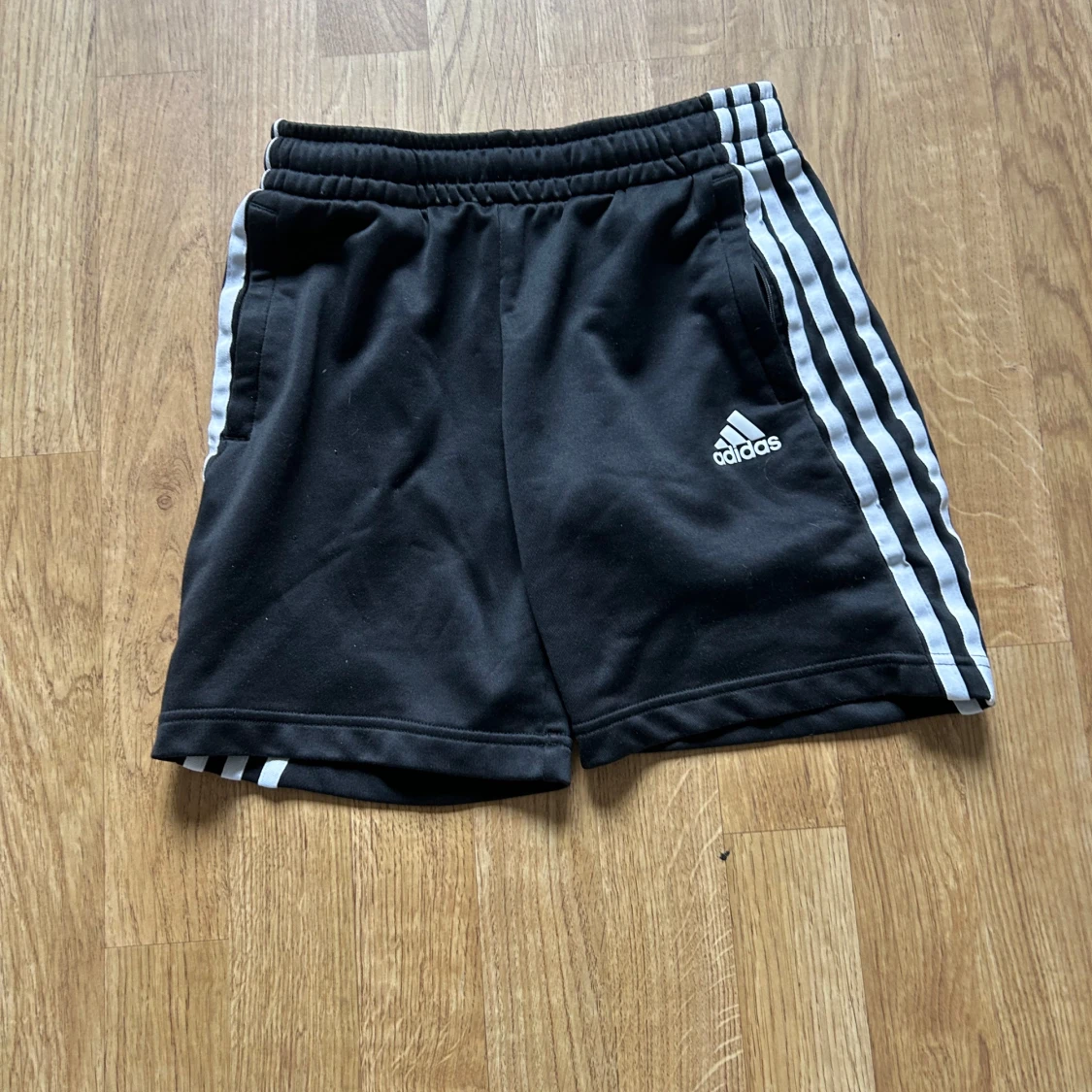 Svarta Adidas shorts med vita ränder