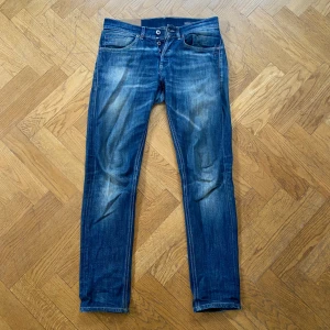 Dondup Jeans - Snygga dondup jeans i gott skick. Sitter riktigt snyggt och med en go tvätt som sticker ut. Kom och köp🔝