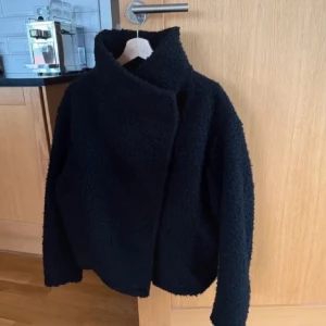 mörkblå teddyjacka med asymmetrisk krage - Säljer en mörkblå teddyjacka med stor, asymmetrisk krage och oversized passform. Jackan är gjord i mjukt teddy-material och har långa ärmar. Den är använd fåtal gånger och har inga täcken på användning.Nypris 599, mitt pris 399Skriv för frågor eller fler bilder🤍