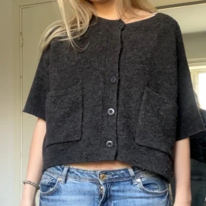 Kortärmad kofta  - Mörkgrå/svart croppad kofta från Zara! 💕 Skit snygg och perfekt nu till våren/sommaren.