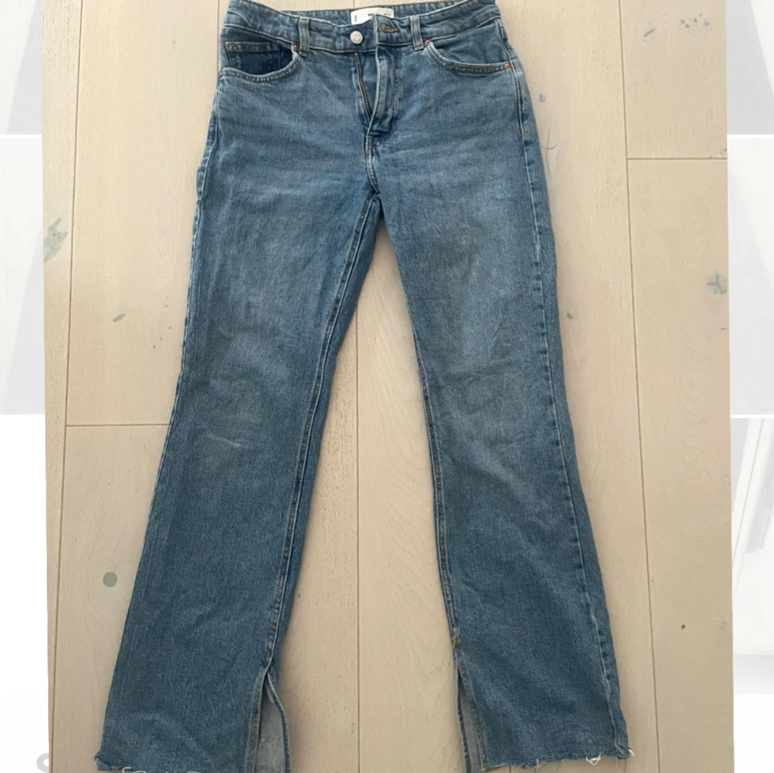 Blå bootcut jeans med slits