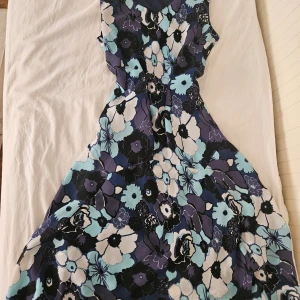 Blommig långklänning från KappAhl - I princip oanvänd <3