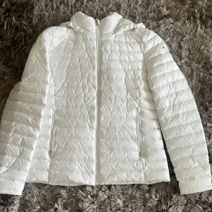 Vit vårjacka med äkta dun från Tommy Hilfiger. Inköpt förra året i Milano i deras affär. ÄKTA!! Prislappen är kvar, aldrig använd. Nypris ca 2600kr