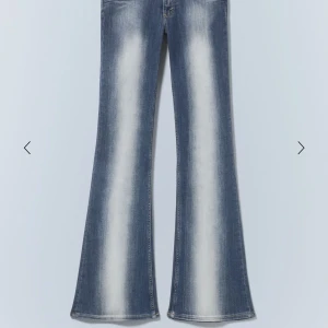 Blå bootcut low waist jeans  - Storlek: W24 L30 OBS! Dom är uppsydda vid benen nån centimeter!! Det är ett hål på ena byxbenet längst ner!!skriv om ni vill ha fler bilder😊