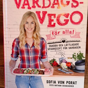 Vardagsvego för alla! - Kokbok med snabba och lättlagade vegorecept för vardagen av Sofia von Porat. Innehåller över 80 recept med fokus på hälsosam och stressfri matlagning. Perfekt för den som vill äta gott efter en lång dag på jobbet.