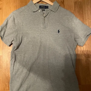 Raffe Piké - Grå raffe piké i fint skick, perfekt nu till sommaren 🔥storlek M(true to size)! Hör av dig vid funderingar/ Karl!