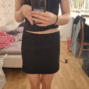 Svart kjol från Esmara by Heidi Klum - Snygg svart kjol från Esmara by Heidi Klum med en iögonfallande dragkedja framtill. Kjolen har en tight passform och är perfekt för en stilren look. Den är enkel att matcha med olika toppar och accessoarer.