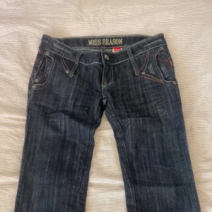 Miss Season Jeans  - Lågmidjade miss season jeans i straight modell, sjukt snygga och ovanliga! I storlek 29, motsvarar kanske storlek S?💞 Kom privat för mått etc 💐