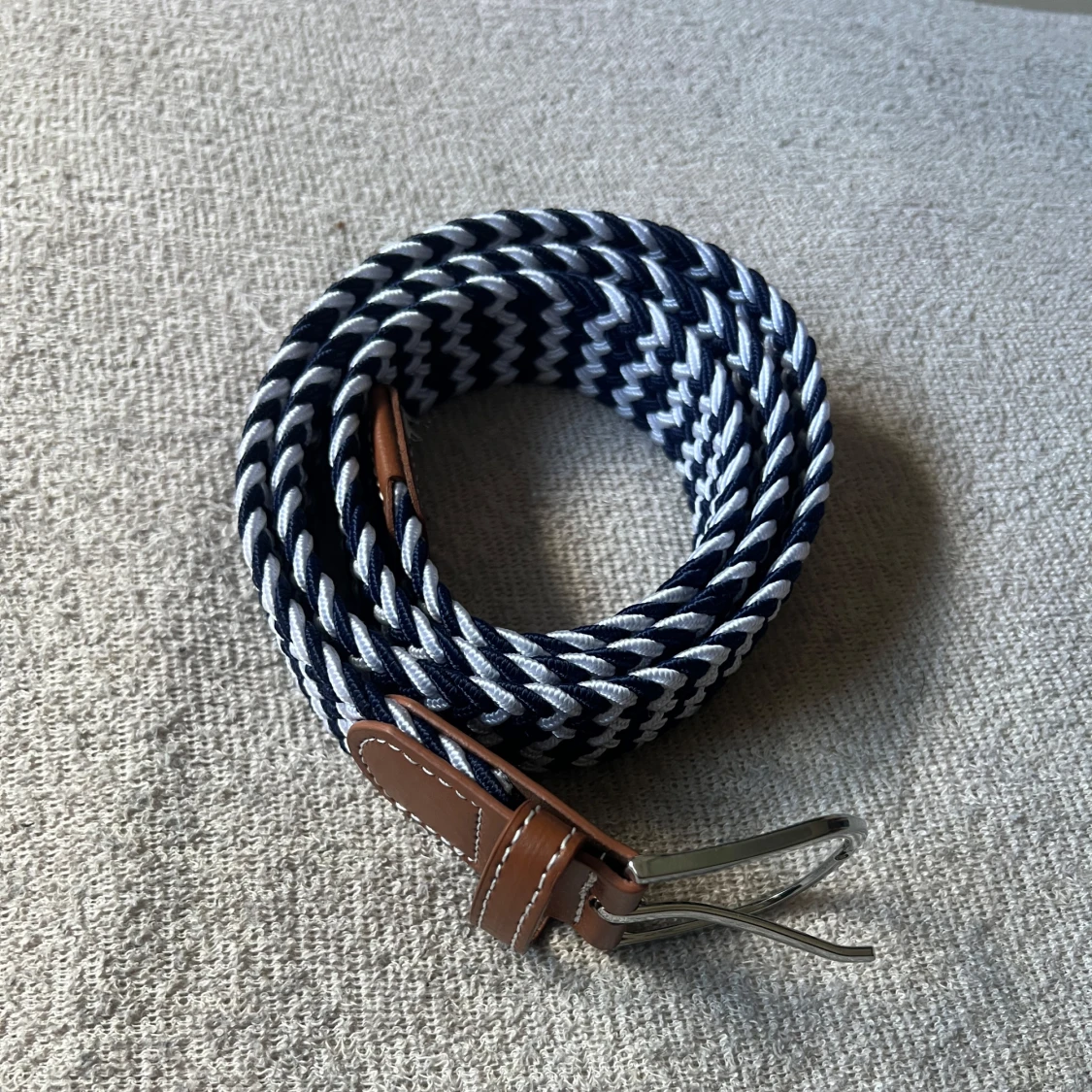 Mörkblå/vit randigt flätat bälte - 1