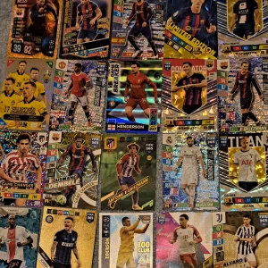 Samling av fotbollssamlarkort FIFA 365 - Säljer en stor bunt fotbollssamlarkort från FIFA 365-serien. Korten har färgglada och glansiga designer med olika spelare från kända klubbar som Barcelona, Real Madrid, Juventus och PSG. Perfekt för dig som vill bygga din egen samling eller byta med vänner.