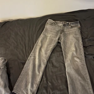 Weekday - Space Grå raka jeans - Säljer ett par klassiska grå jeans från weekday med rak passform. Jeansen har fem fickor och knapp i midjan. Perfekta för dig som gillar en tidlös stil och vill ha ett par jeans som funkar till det mesta.