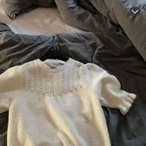 Vit stickad kortärmad tröja med detaljer - Superfin vit stickad tröja från Lindex, använd 2 ggr bara, storlek xs/s!