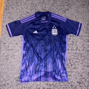 Argentina 2022 borta tröja från Adidas - - Knappt använt (max 3 gånger) - Som ny - Storlek S 