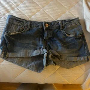  Lågmidjade jean shorts y2k - Nya Lowrise Jean shorts. Perfekta för sommar och enkla att matcha med olika toppar. Säljer för att de var lite för stora på mig. Fråga gärna om du vill ha mer bilder 💗