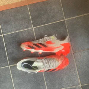 Adidas Predator fotbollsskor strl 43 1/3 -  Möts upp i Stockholm, 8/10 skick säljer för att dem e för små för mig 