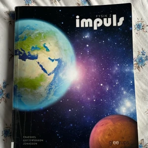 Impuls Fysik 2 - Lärobok i fysik för gymnasiet, 'Impuls Fysik 2' från Gleerups. Omslaget visar jorden och en annan planet mot en stjärnhimmel. Författare: Fraenkel, Gottfridsson, Jonasson.