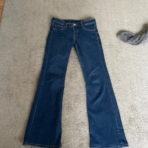 lågmidjade jeans - bekväma lågmidjade mörkblå jeans från h&m i bra skick förutom att de är slitna längst ner på benen (se bild) men inget man tänker på när man har på sig de. storlek 36/s, skriv för mått! jag är runt 168 för referens OBS! inga framfickor!!