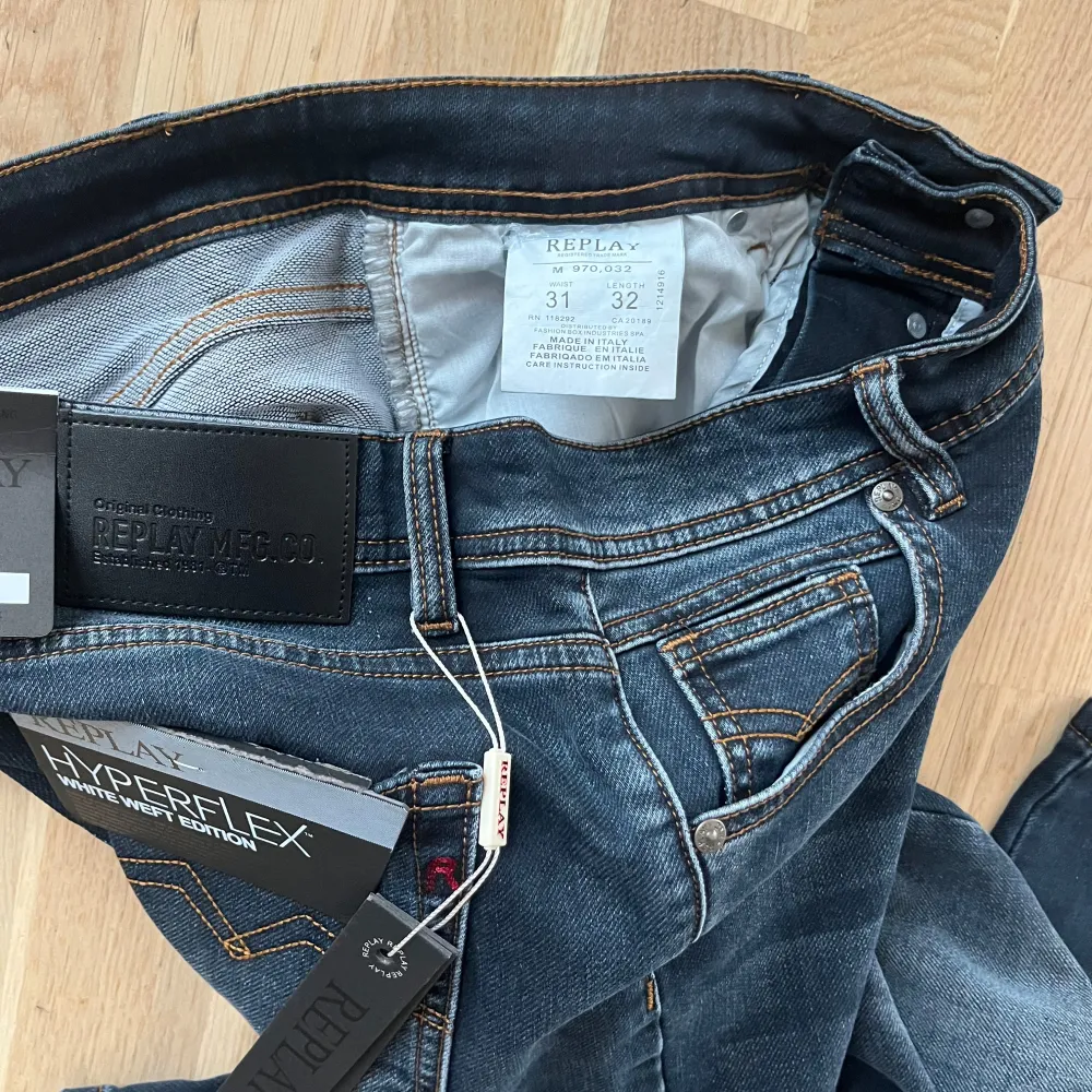 Säljer ett par Replay Hyperflex jeans i mörkblå tvätt. Modellen har klassisk femficksdesign, smal passform och stretchigt material för extra komfort. Snygga kontrastsömmar och Replay-logga på bakfickan. Perfekta för dig som gillar stilrena jeans!. Farkut & Housut.