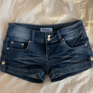 Mörkblå lågmidjade shorts Gouse - Lågmidjade jeans från Gouse i storlek 28, men skulle säga att de  är små i storleken/passar xs. Dom är jättebra skick, men lite av dragkedjan är borta, men funkar fortfarande precis som den ska. (se sista bilden) 