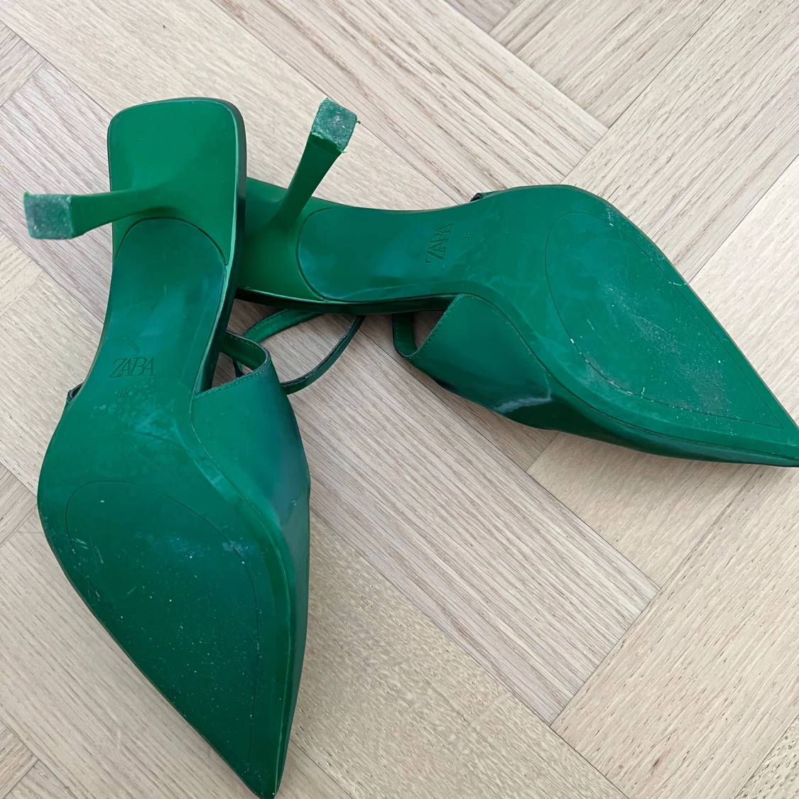 Gröna pumps med klack från Zara - 2