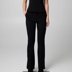 Svarta kostymbyxor med bootcut - Snygga svarta kostymbyxor med bootcut passform och pressveck. Byxorna har normal midja och raka ben som smalnar av nedtill. För referens är jag 160 cm lång och de passar bra på mig, de är i storlek 34.