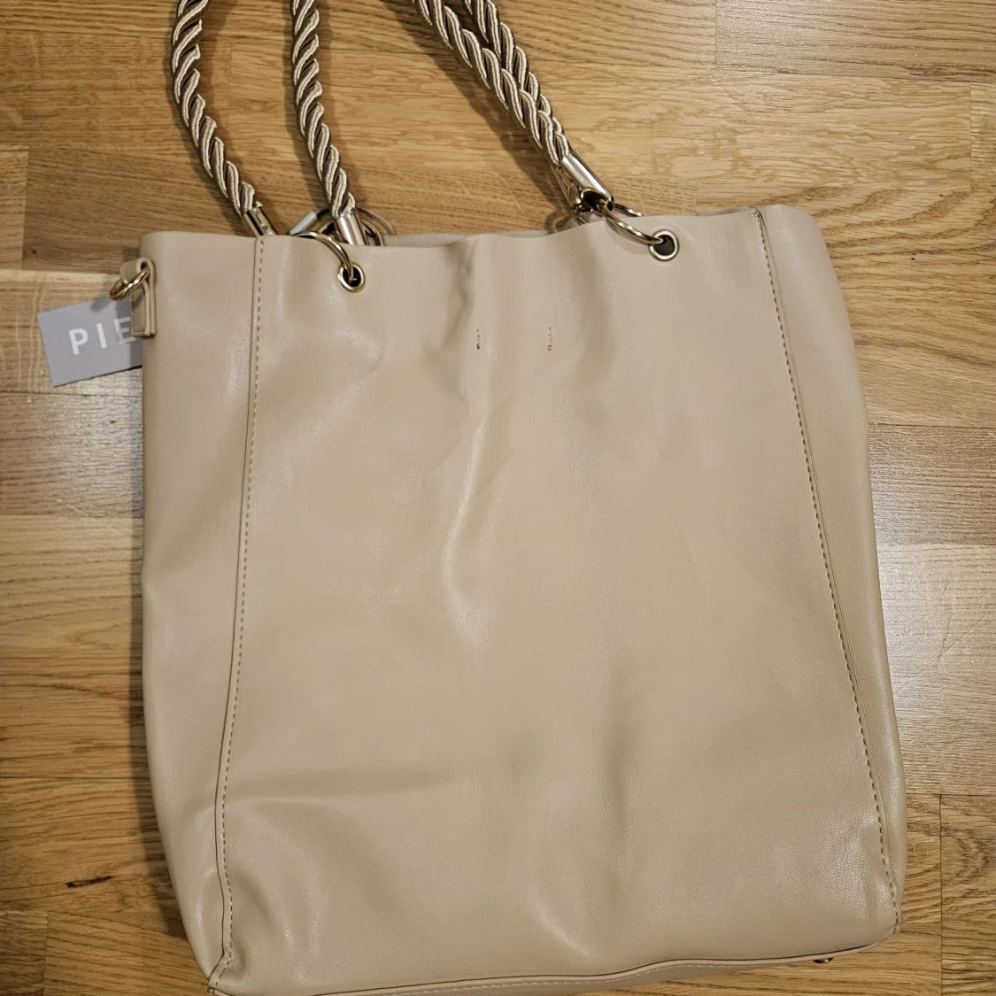 Beige axelväska från Pieces med repdetaljer - 3