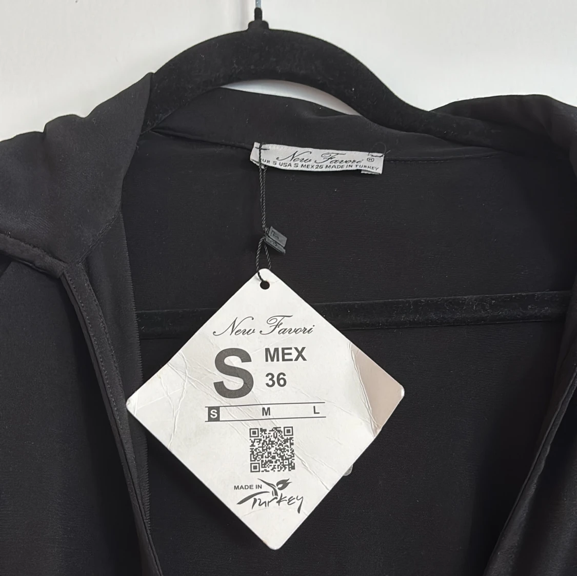 Svart omlottklänning från New Faveri - 1