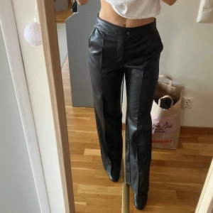 Svarta skinnbyxor från JDY - Använda ett fåtal gånger