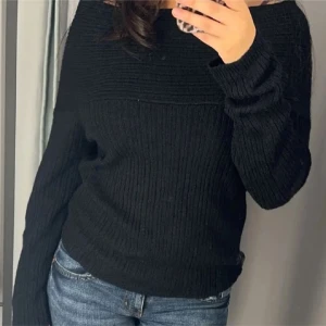 Off shoulder tröja - Trendig och superfin, långa ärmar, perfekt till vår! Knappt använd   Kolla gärna in mina andra publiceringar! 