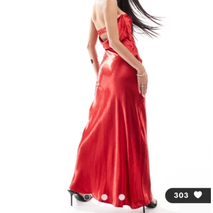 Röd axelbandslös långklänning - Fin röd satinklänning som är slutsåld! Har i både storlek 36 & 38 💋Bara testade, aldrig använda! 