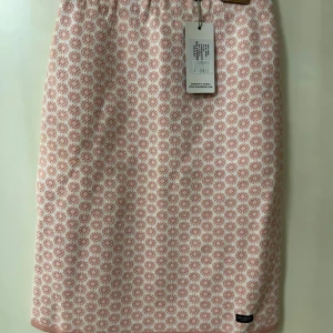 Rosa och vit mönstrad kjol från Holebrook  - Supersöt kjol från Holebrook i rosa och vitt med småblommigt mönster. Kjolen har rak passform och resår i midjan för extra komfort. Perfekt att styla med en enkel topp för en fräsch look.