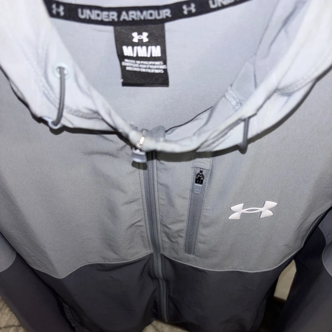 Grå vindjacka från Under Armour