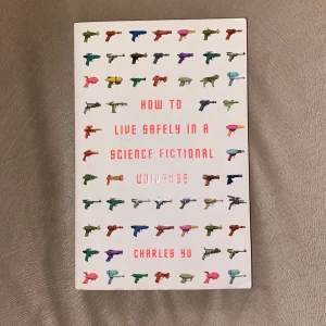 How to Live Safely in a Science Fictional Universe - En bok med vit framsida dekorerad med färgglada illustrationer av futuristiska pistoler. Titeln och författarens namn är tryckta i röd text. Boken handlar om tidsresor och existentiella frågor, skriven av Charles Yu.