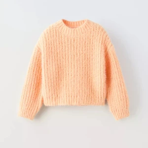 Persikofärgad stickad tröja - Mysig persikofärgad stickad tröja med ribbat mönster. Passar som XS