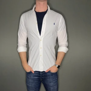 Ralph lauren skjorta - Hej säljer nu min fina Ralph Lauren skjorta i storlek S. Den är i nyskick och nypris cirka 1500kr! Pris kan diskuteras🍾