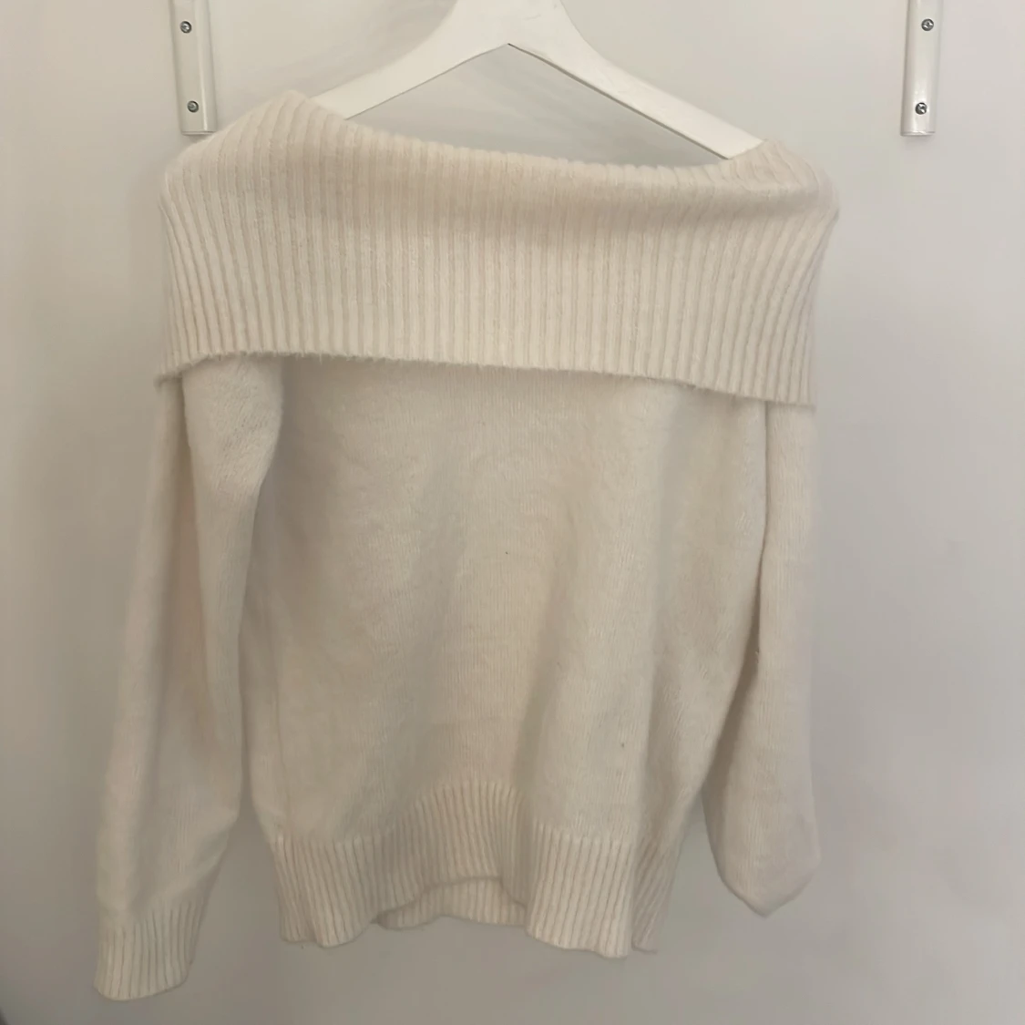 Vit offshoulder stickad tröja från Lindex