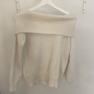 Vit offshoulder stickad tröja från Lindex - Säljer en vit stickad offshoulder-tröja från Lindex i storlek 146/152 men är lite stor i storleken. Tröjan har bred ribbad kant upptill och vid ärmslut samt nederkant. Perfekt för dig som gillar en trendig och mysig stil.