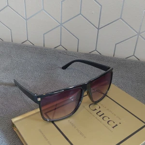 Solglasögon  - Stilrena svarta solglasögon med lila glas || Helt nya 