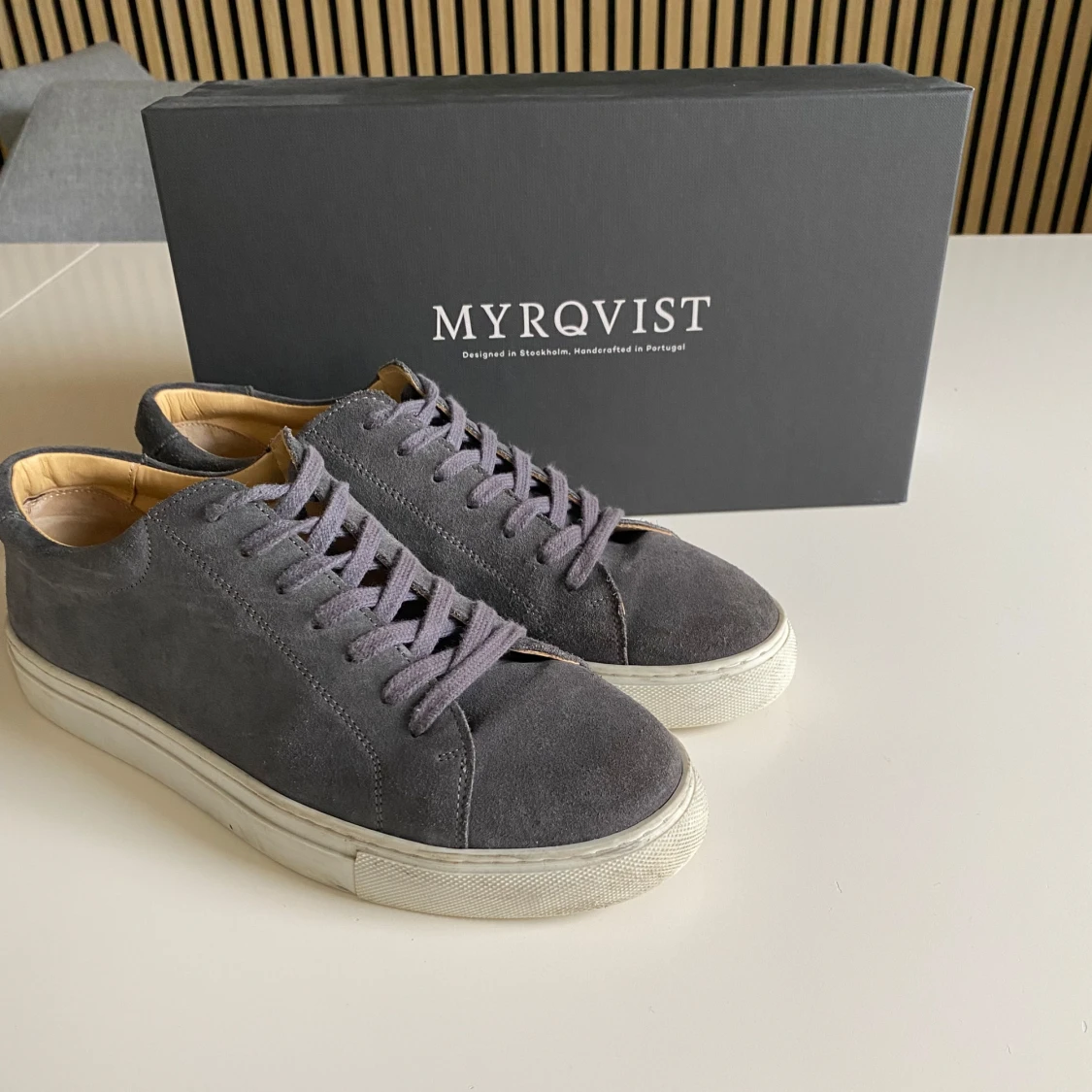 Grå mockasneakers från Myrqvist