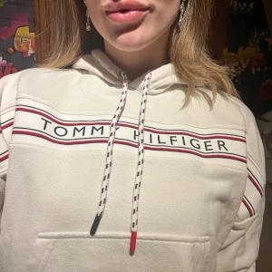 Vit hoodie från Tommy Hilfiger - Säljer denna sköna hoodie då den inte används. Jätte fin men har en liten fläck (se bild 4). 