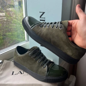 Lanvin skor - Tjena! Säljer nu mina sjukt feta Lanvin cap toe i färgen mörkgrön/khaki. Storlek 8 UK motsvarar 42-43 EU. Skick 9/10. Tillkommer skopåsar, extra skosnören och skolåda vid köp!